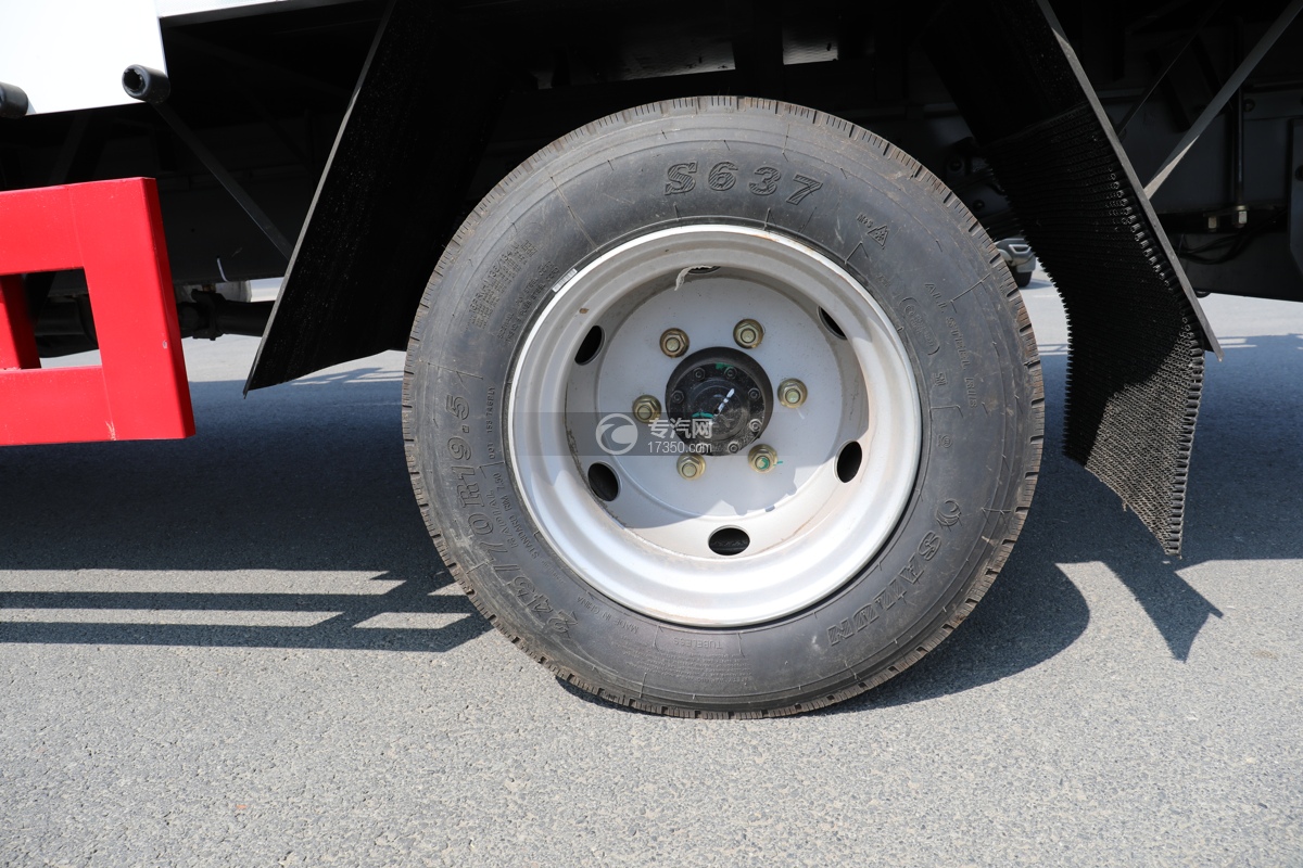 解放虎VH国五5.1米气瓶运输车轮胎