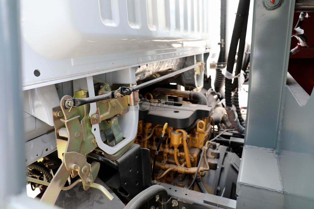 东风多利卡D7压缩对接式垃圾车发动机