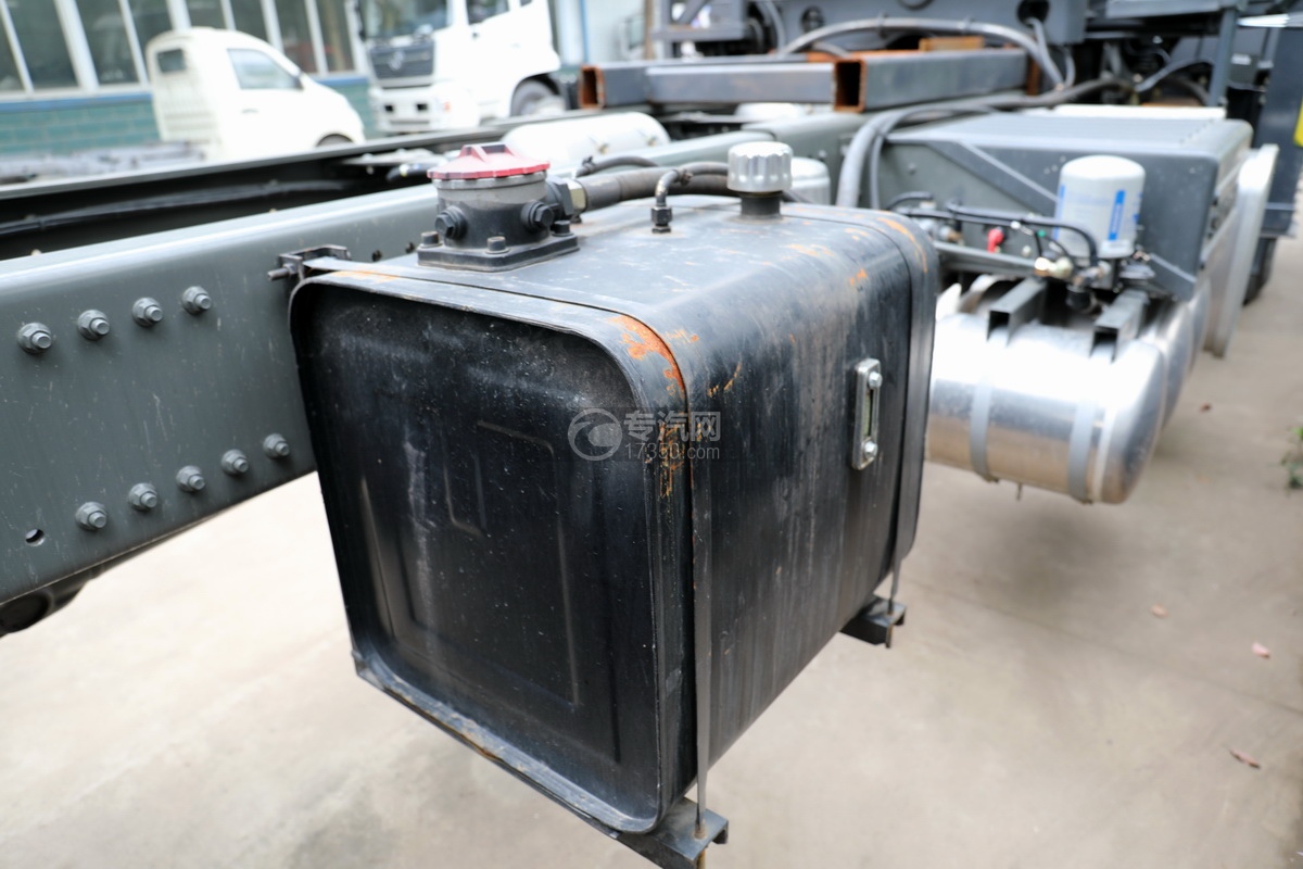 重汽斯太爾后雙橋國六12噸直臂隨車吊液壓油箱