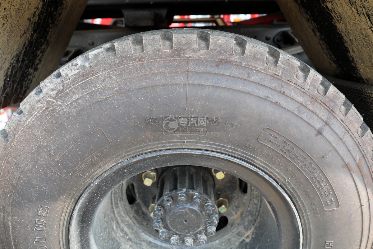 东风多利卡D8一拖二清障车(带5吨吊机)轮胎细节