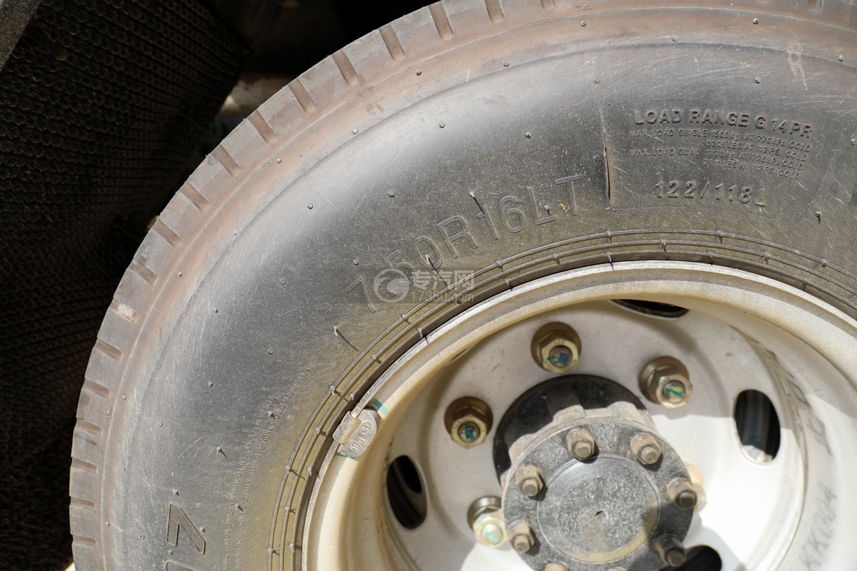 大运新奥普力国六6.26方清洗吸污车轮胎细节