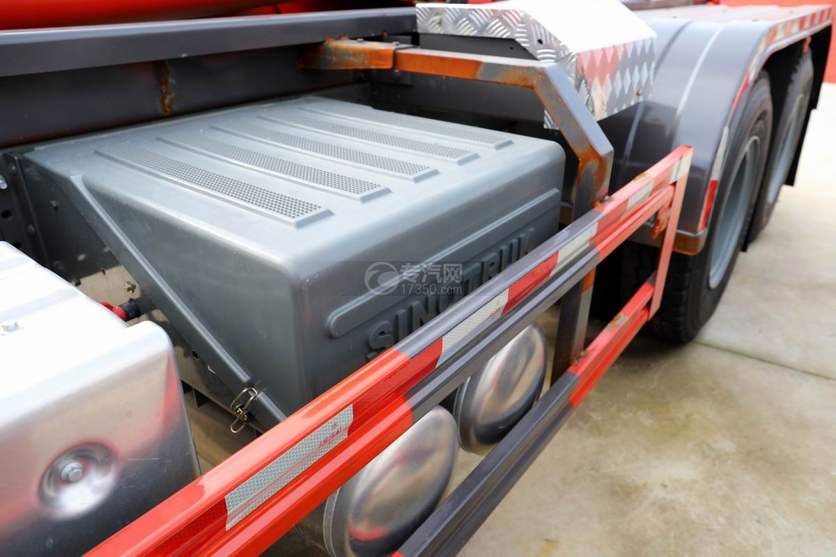 重汽豪沃TX前四后八国六车厢可卸式垃圾车蓄电池