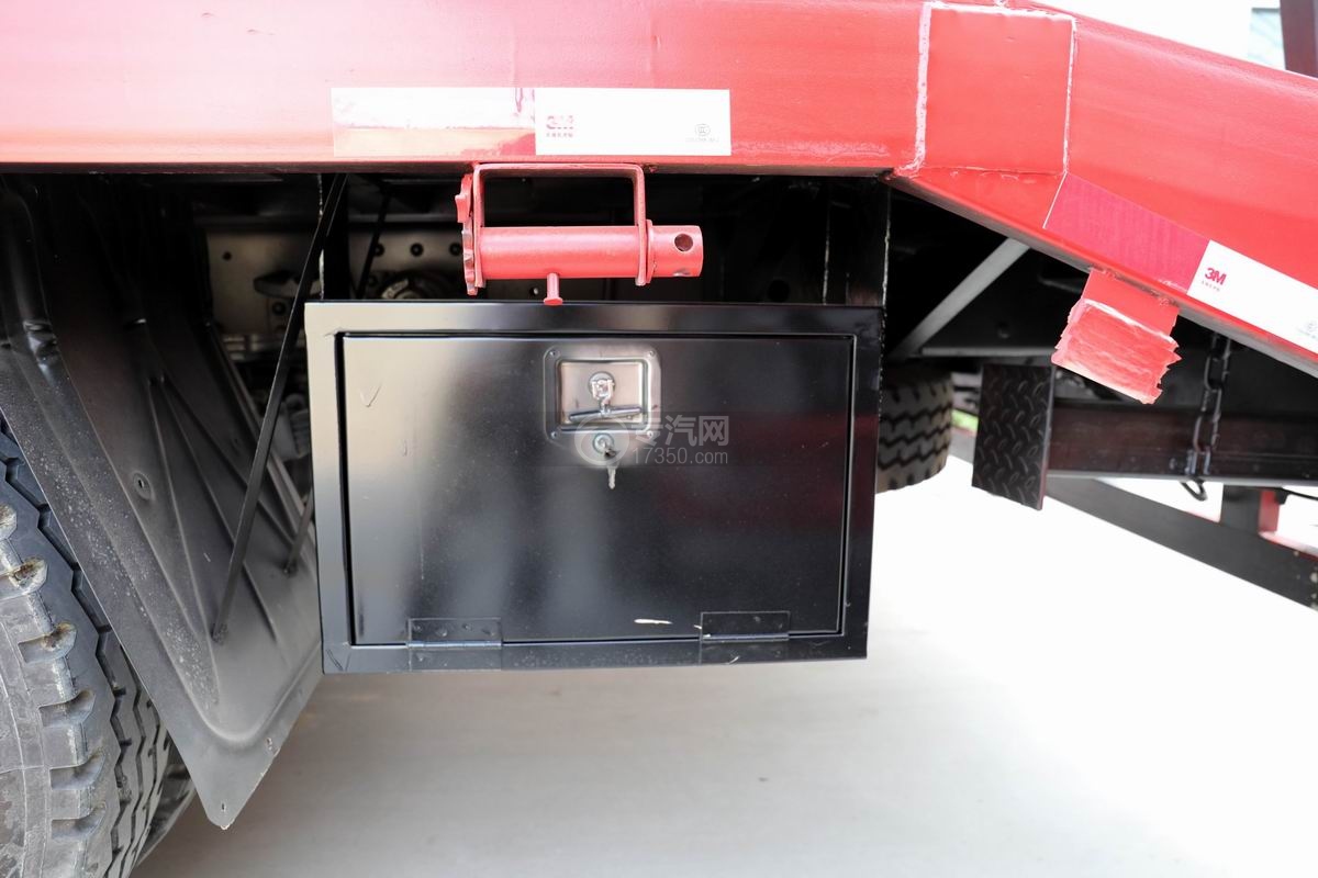 解放J6单桥平板运输车工具箱