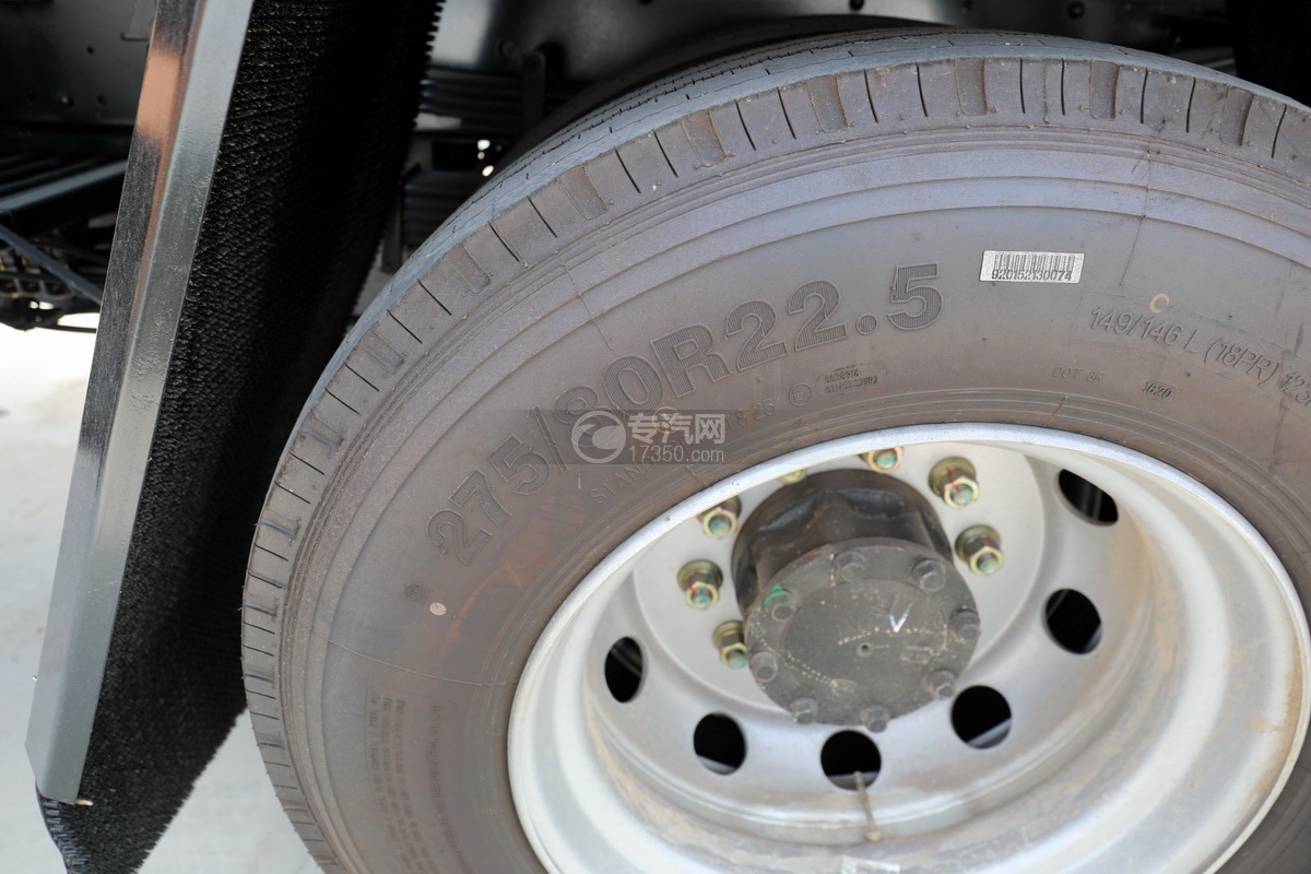 重汽豪沃G5X国六一拖二带吊清障车轮胎细节