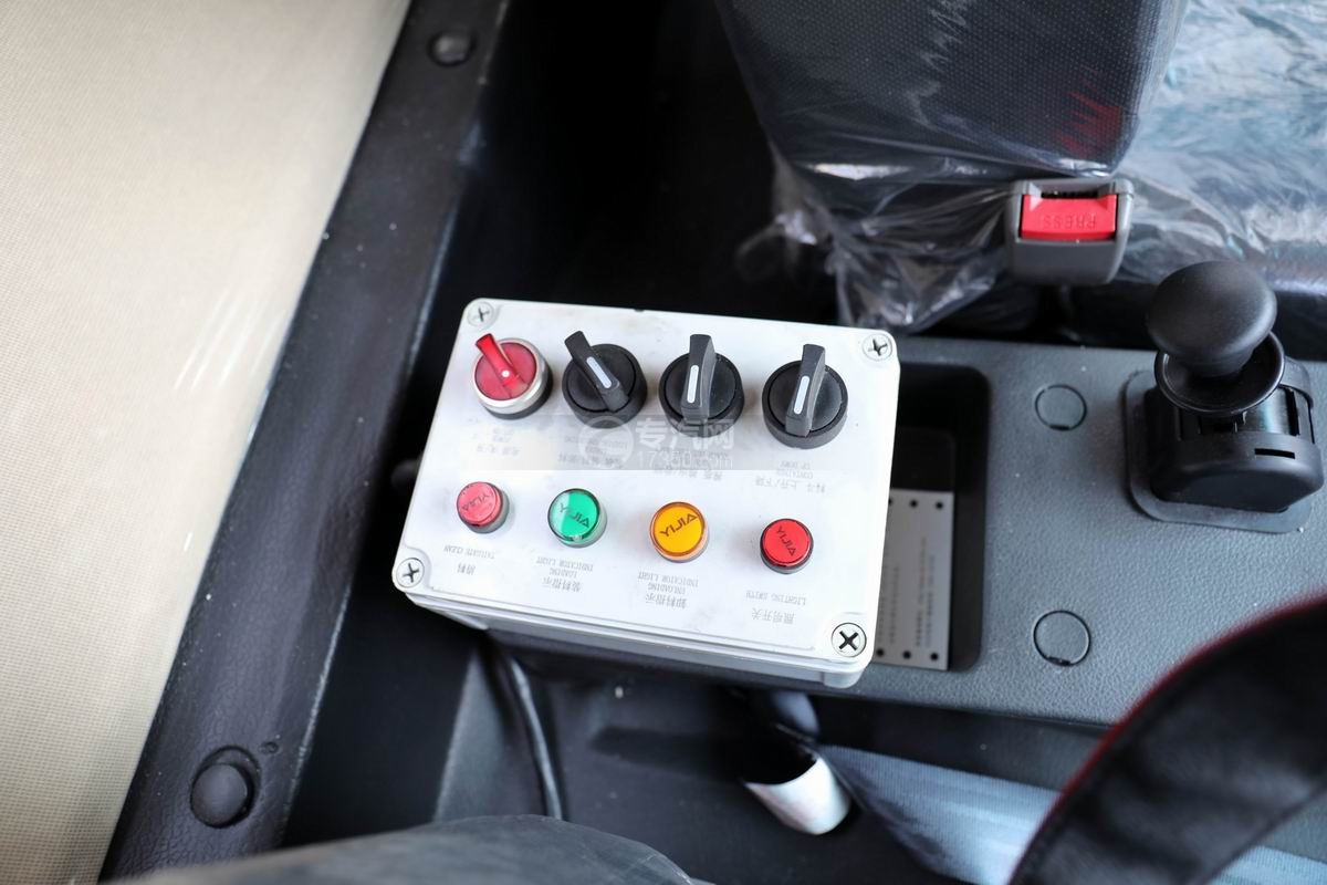 陕汽轩德X9国六压缩式垃圾车室内操作按钮