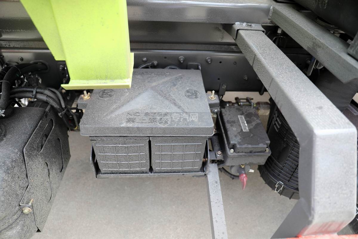 大运新奥普力单排国六车厢可卸式垃圾车蓄电池