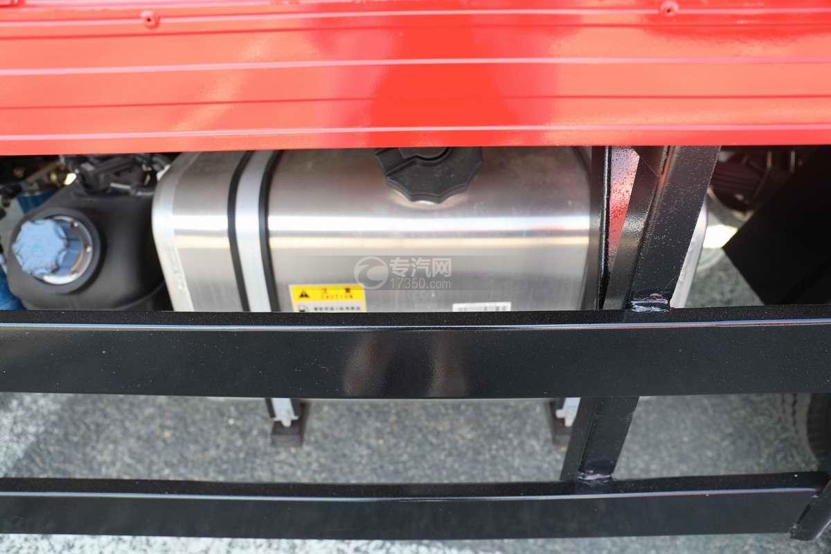 大运祥龙3300轴距国五4.05米冷藏车(红色厢体)油箱