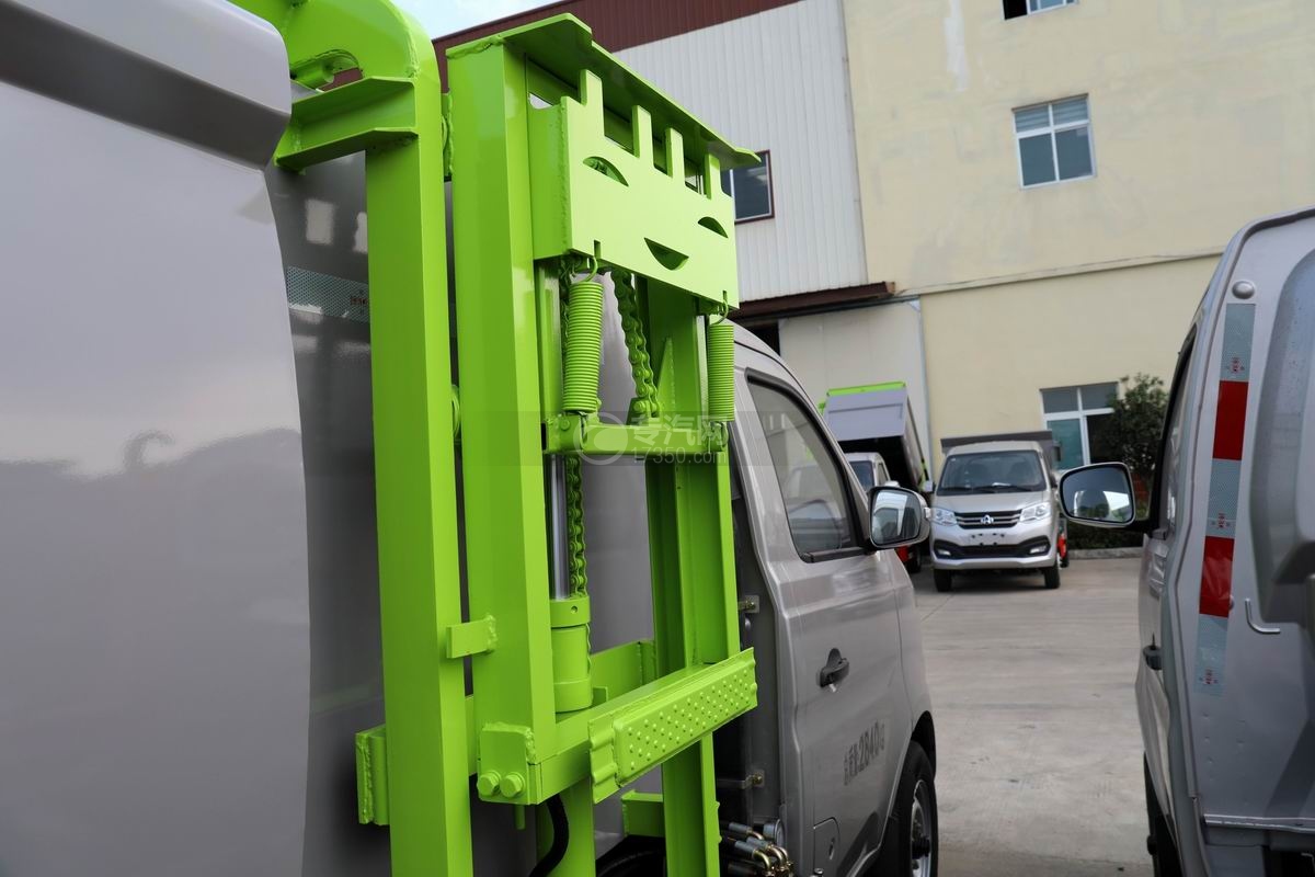 长安国六自装卸式垃圾车挂桶提升机构