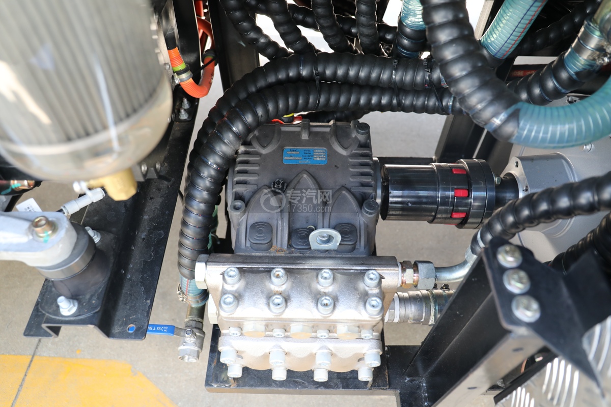 比亚迪T8纯电动8.46方路面清洗车高压泵
