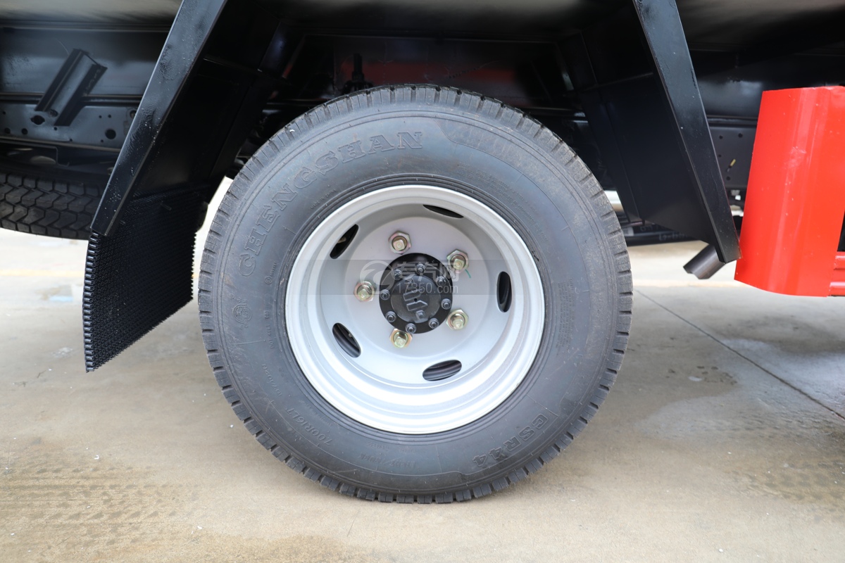 五十鈴ELF雙排國六3.15米冷藏車輪胎