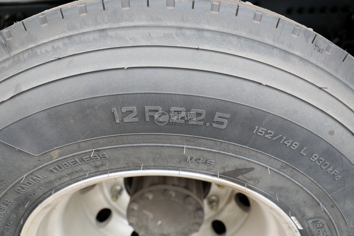 解放J6M前四后八国五31.5方运油车(红色)轮胎细节