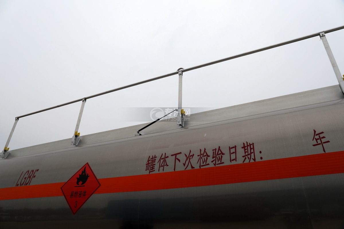 解放J6M前四后八国五31.5方运油车(红色)车顶安全护栏