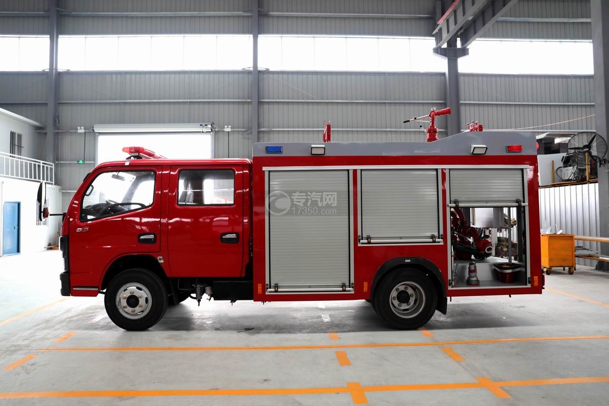 东风多利卡D6双排2吨泡沫消防车侧面图