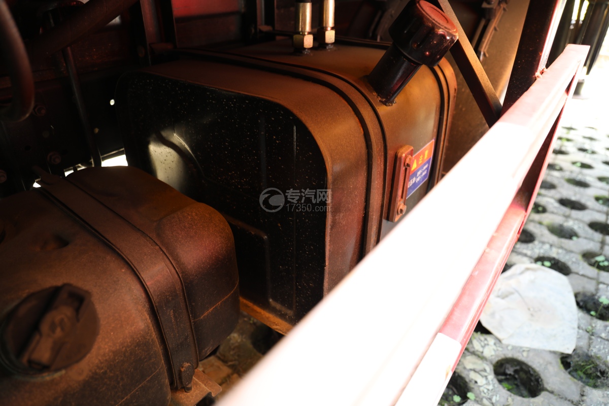 躍進福運S80國六13.5米折疊臂式高空作業車液壓油箱