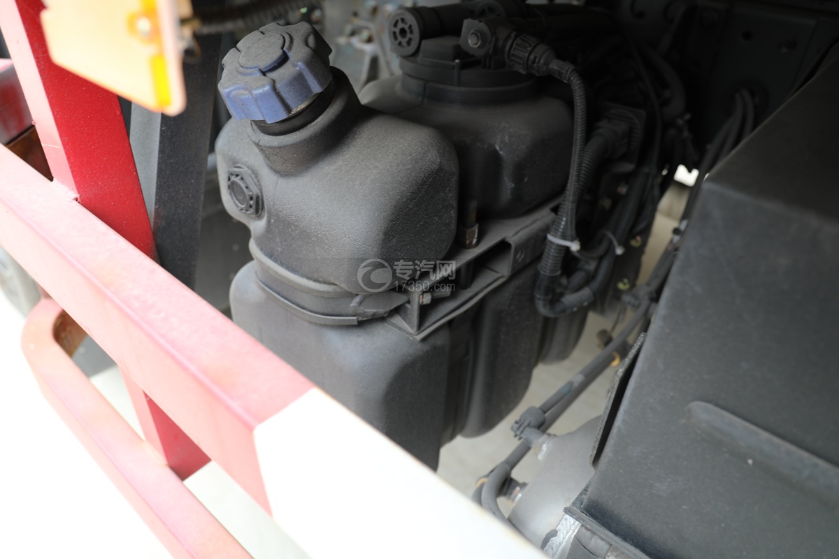 东风锦程V6国六6.8米易燃气体厢式运输车尿素罐