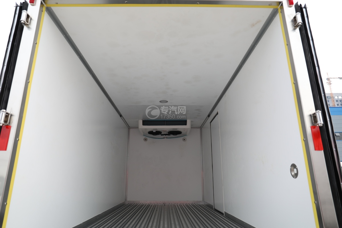庆铃五十铃ELF国六4.1米冷藏车LED灯