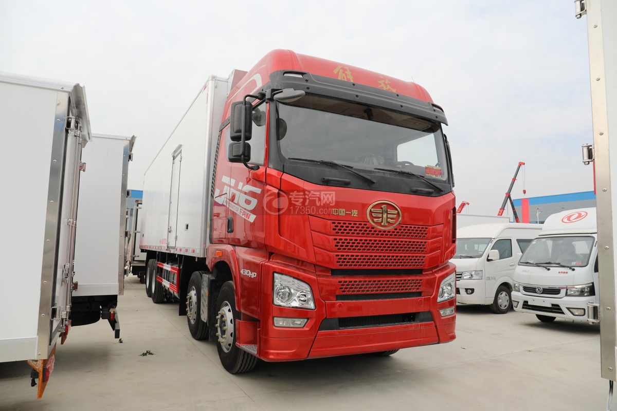 解放JH6前四后八国五9.4米冷藏车