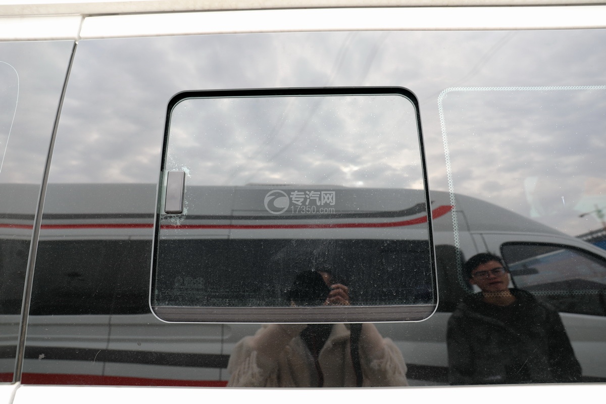 福田风景G7国六流动验光配镜车车窗细节
