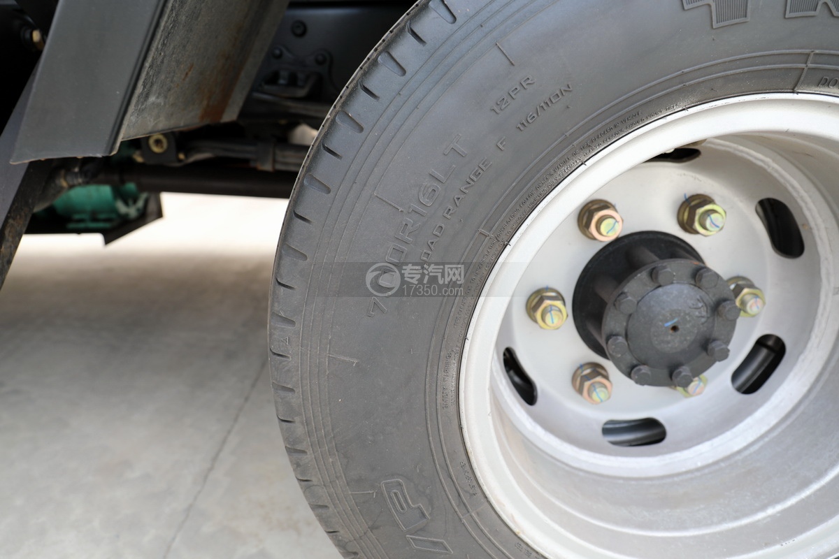 东风福瑞卡F6国五5.09方救援加油车轮胎细节