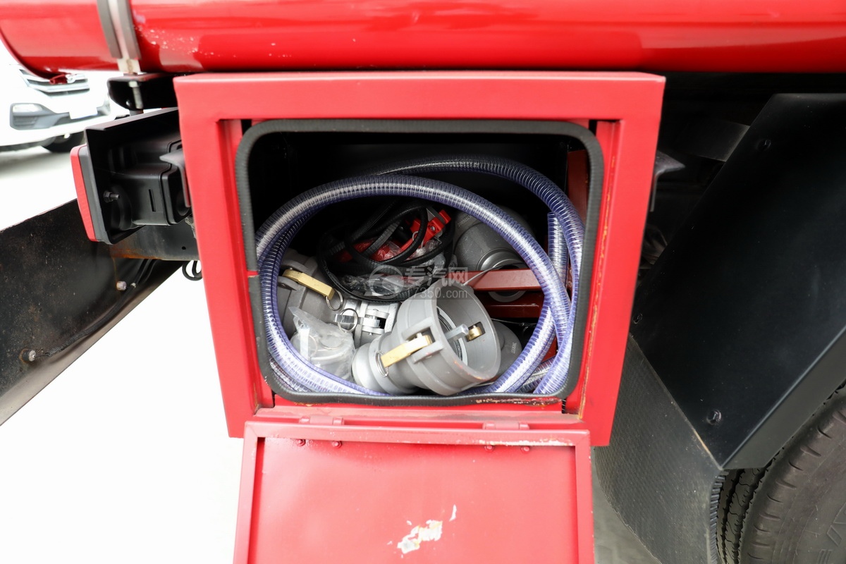 东风福瑞卡F6国五5.09方救援加油车工具箱细节