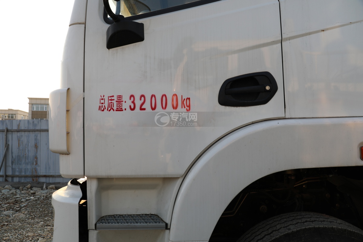 东风锦程V6前四后八国六9.5米杂项危险物品厢式运输车门标识