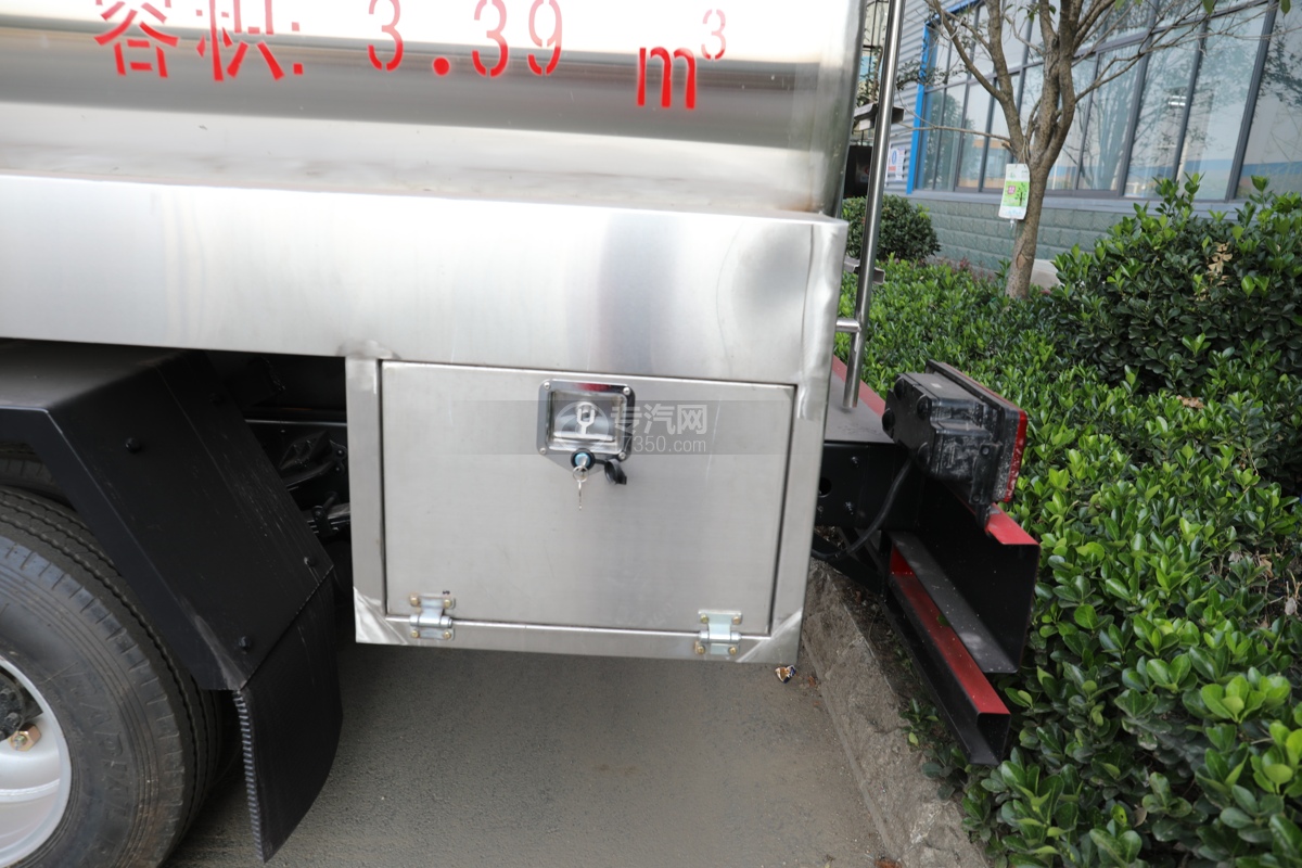 东风小多利卡国五3.39方鲜奶运输车工具箱门