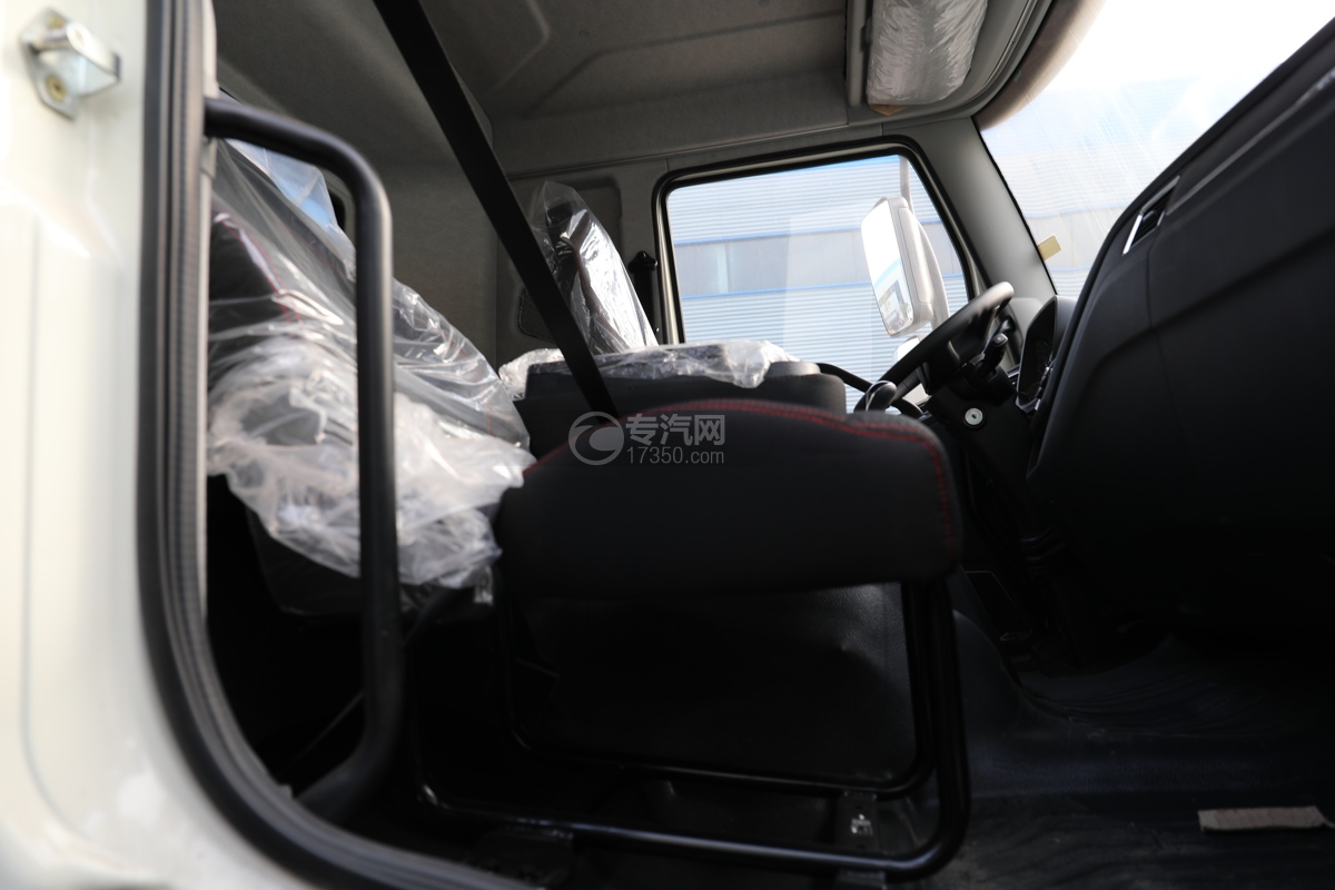 解放J6L国六9.4方腐蚀性物品罐式运输车副驾座椅