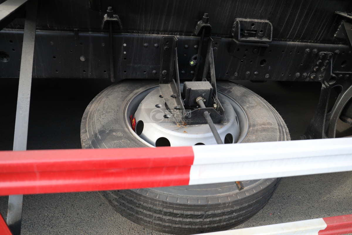 解放J6L国六9.4方腐蚀性物品罐式运输车备胎