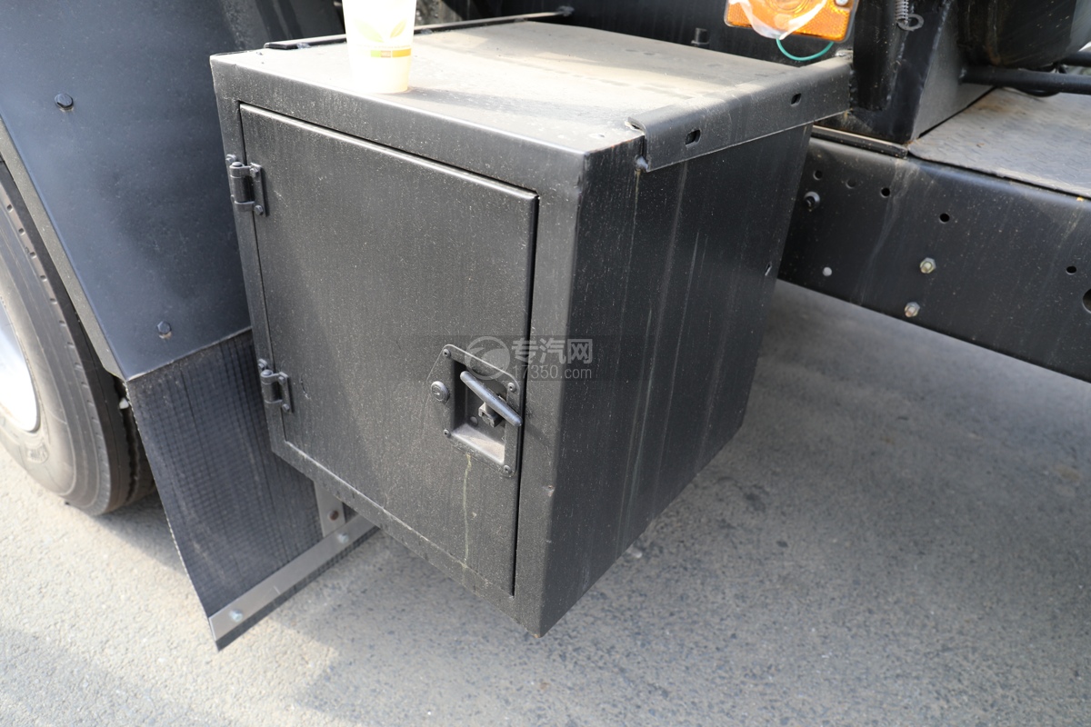 解放J6L国六9.4方腐蚀性物品罐式运输车工具箱