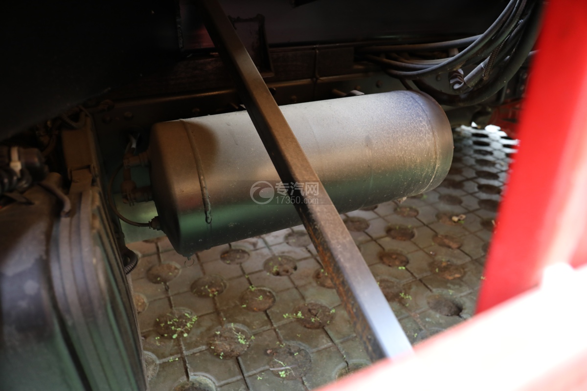 东风凯普特N300双排国六18.5米折叠臂式高空作业车储气罐