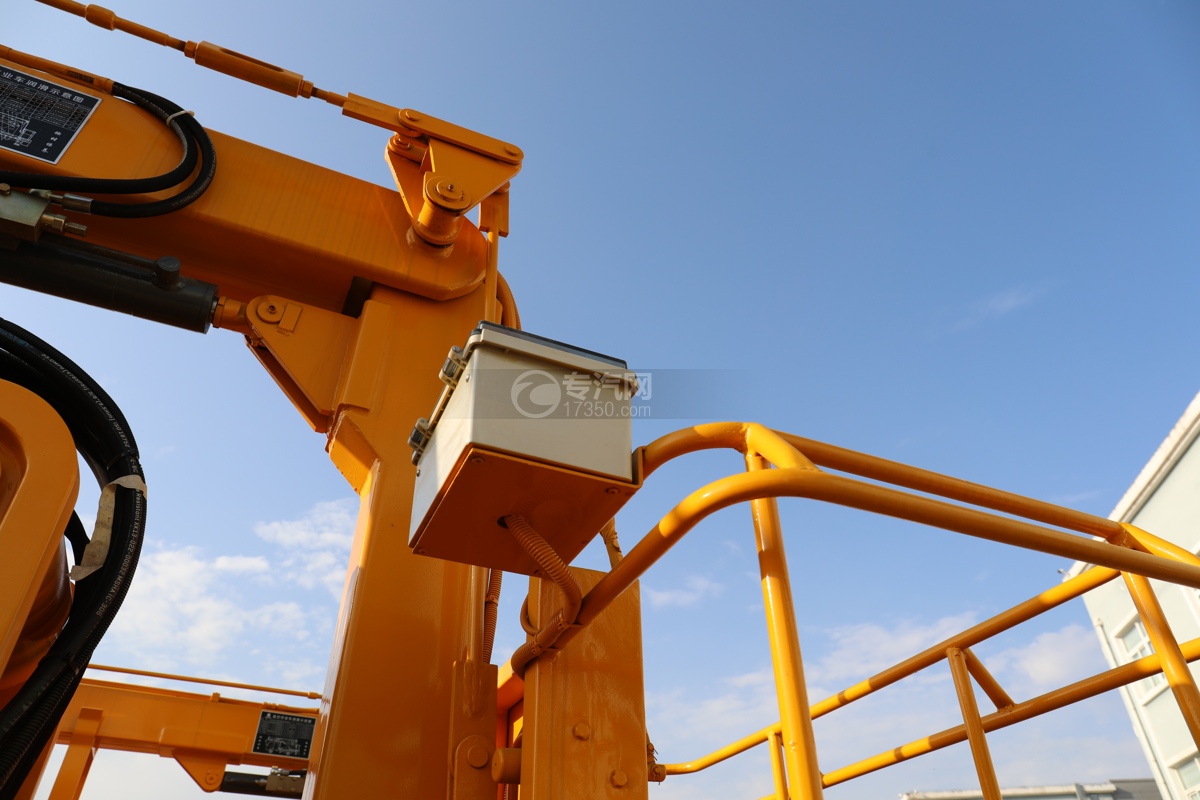 东风多利卡D6双排国六16米折叠臂式高空作业车工作栏操作盒