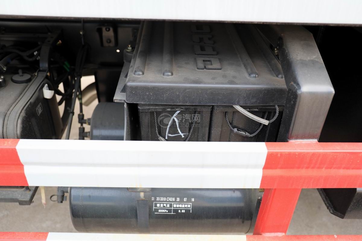东风福瑞卡F7国六压缩式垃圾车蓄电池