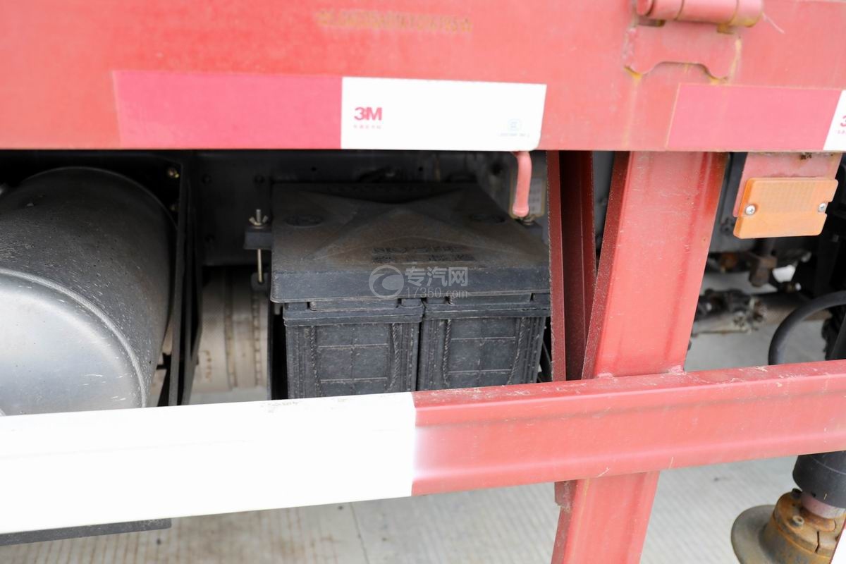 大运奥普力国六单排抓斗式垃圾车蓄电池