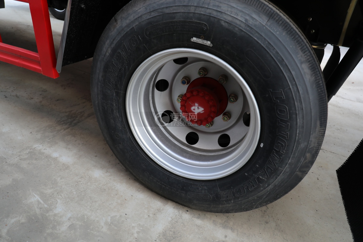 东风多利卡D9国六6.8米腐蚀性物品厢式运输车轮胎