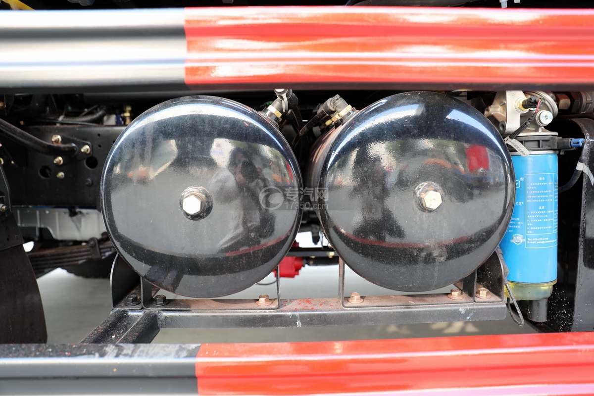 大运奥普力3550轴距一拖二蓝牌清障车(红色)储气罐