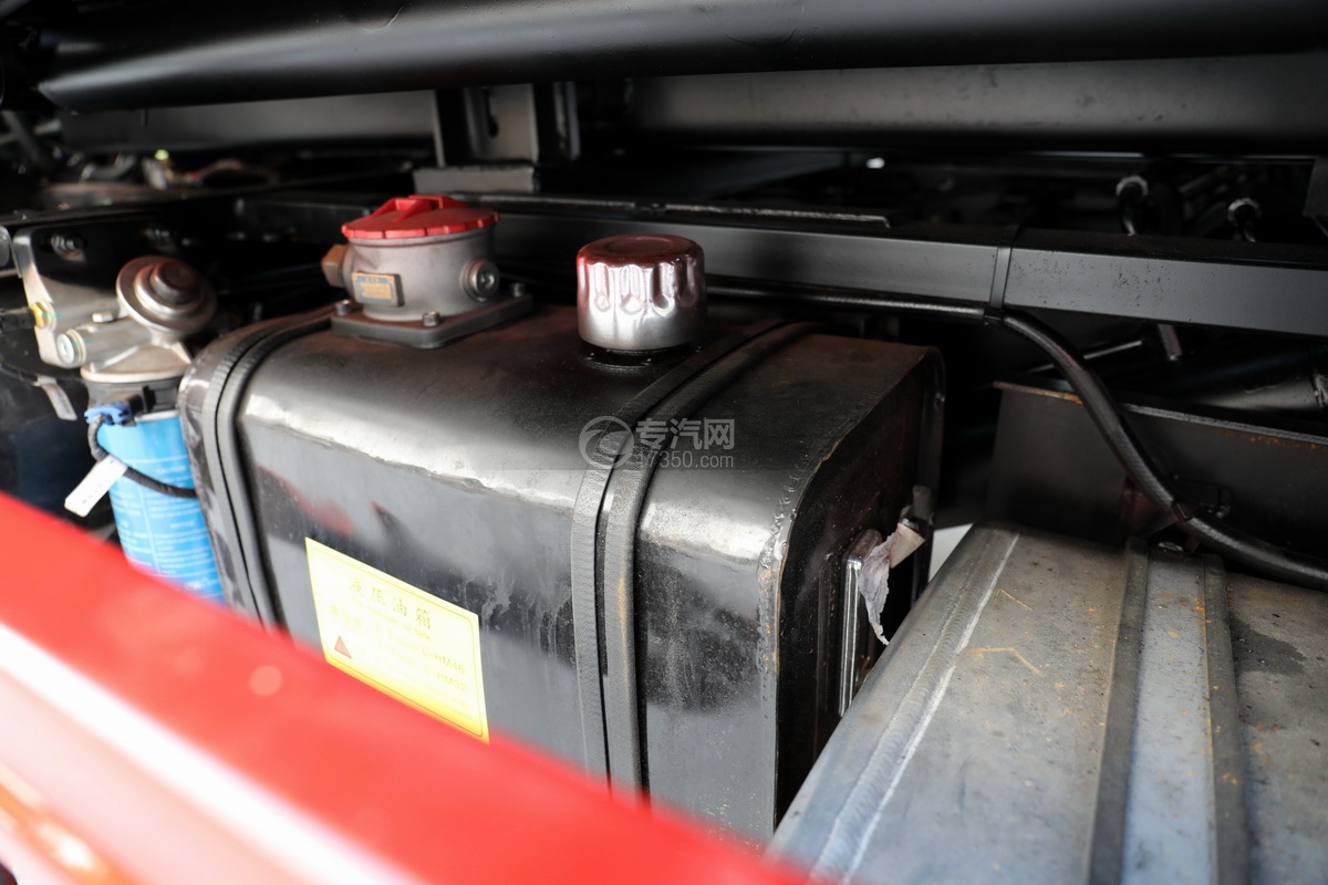 大运奥普力3550轴距一拖二蓝牌清障车(红色)液压油箱