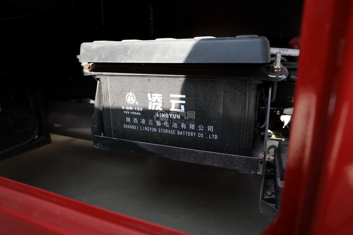 大运奥普力3550轴距国五拖吊联体清障车(红色)蓄电池