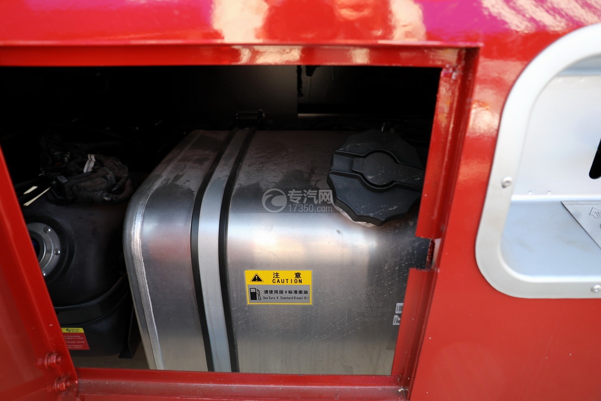 大运奥普力3550轴距国五拖吊联体清障车(红色)铝合金油箱
