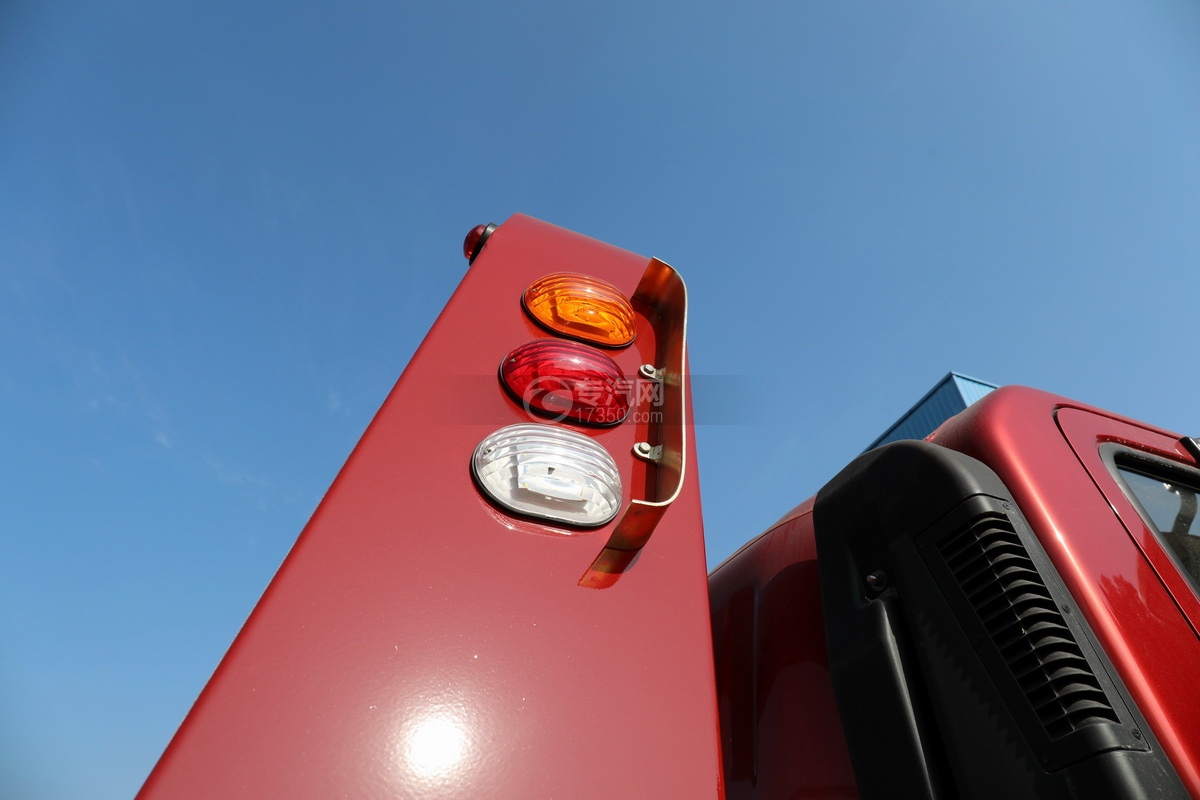 大运奥普力3550轴距国五拖吊联体清障车(红色)警示灯
