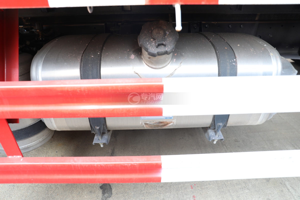 解放J6F国六5.15米气瓶运输车（仓栏式）油箱