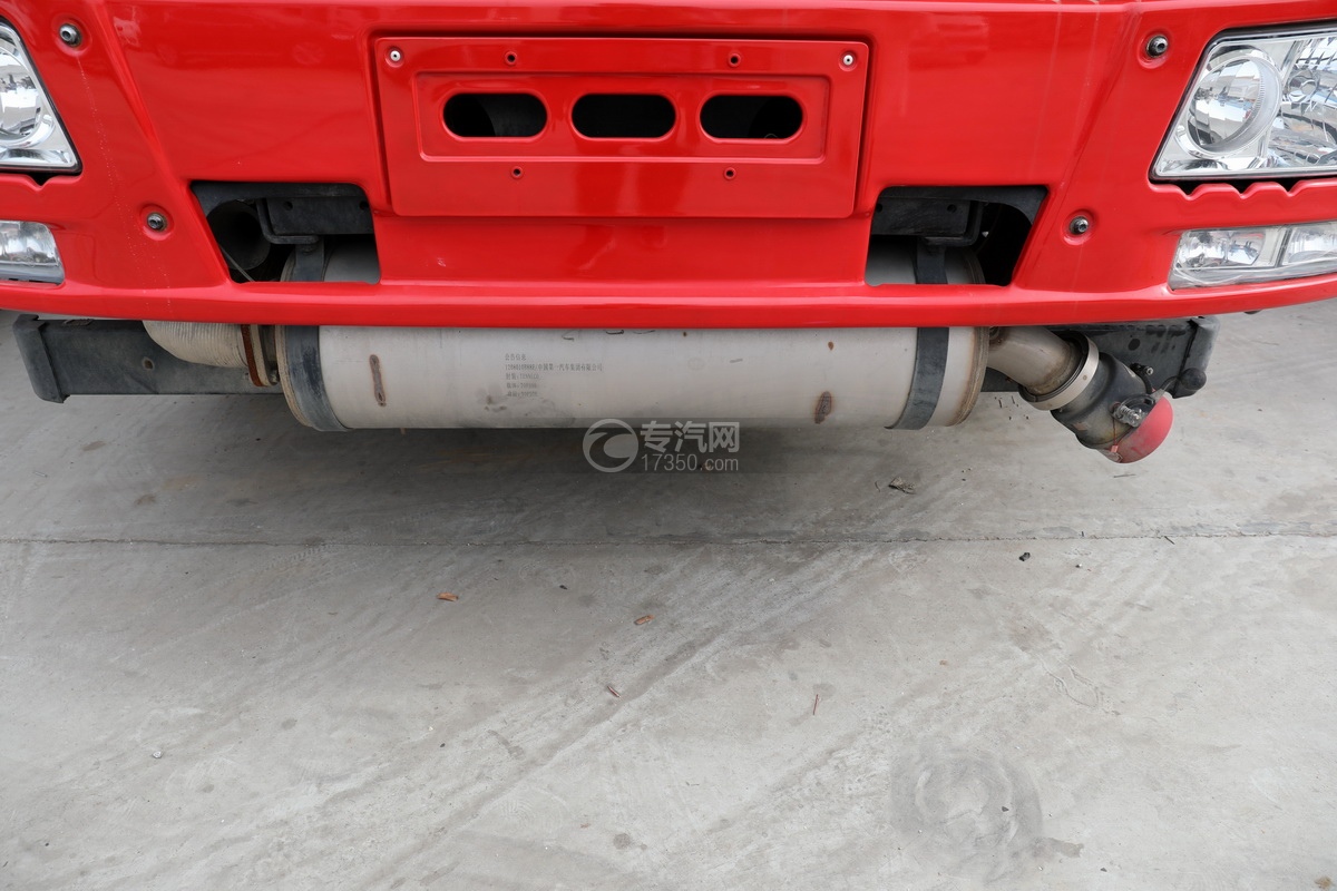 解放J6L单桥国五14.7方加油车(红色)尾气排放管