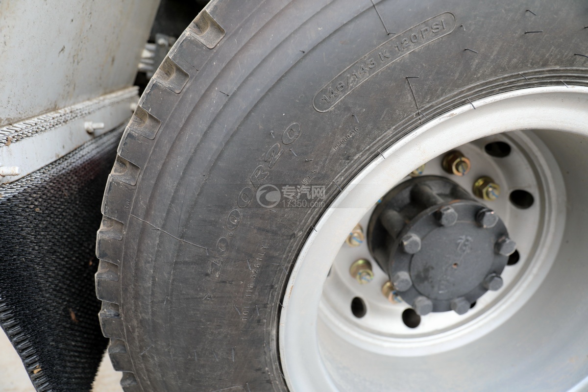 东风福瑞卡F7国六3.98方搅拌车轮胎细节