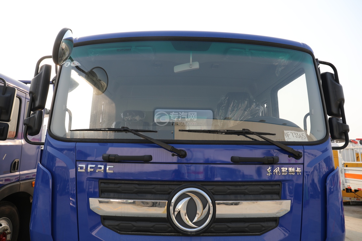 东风多利卡D9国六7.65米杂项危险物品厢式运输车挡风玻璃