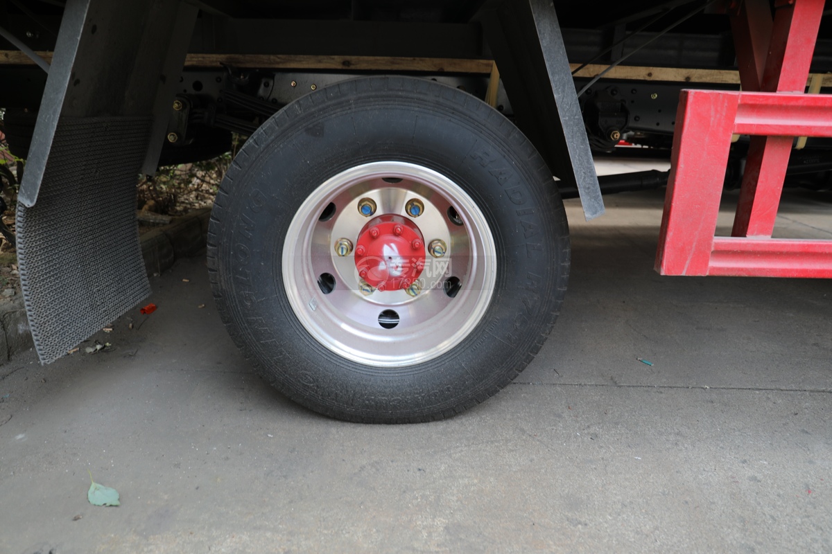 东风新多利卡D6国六4.1米易燃气体运输车轮胎