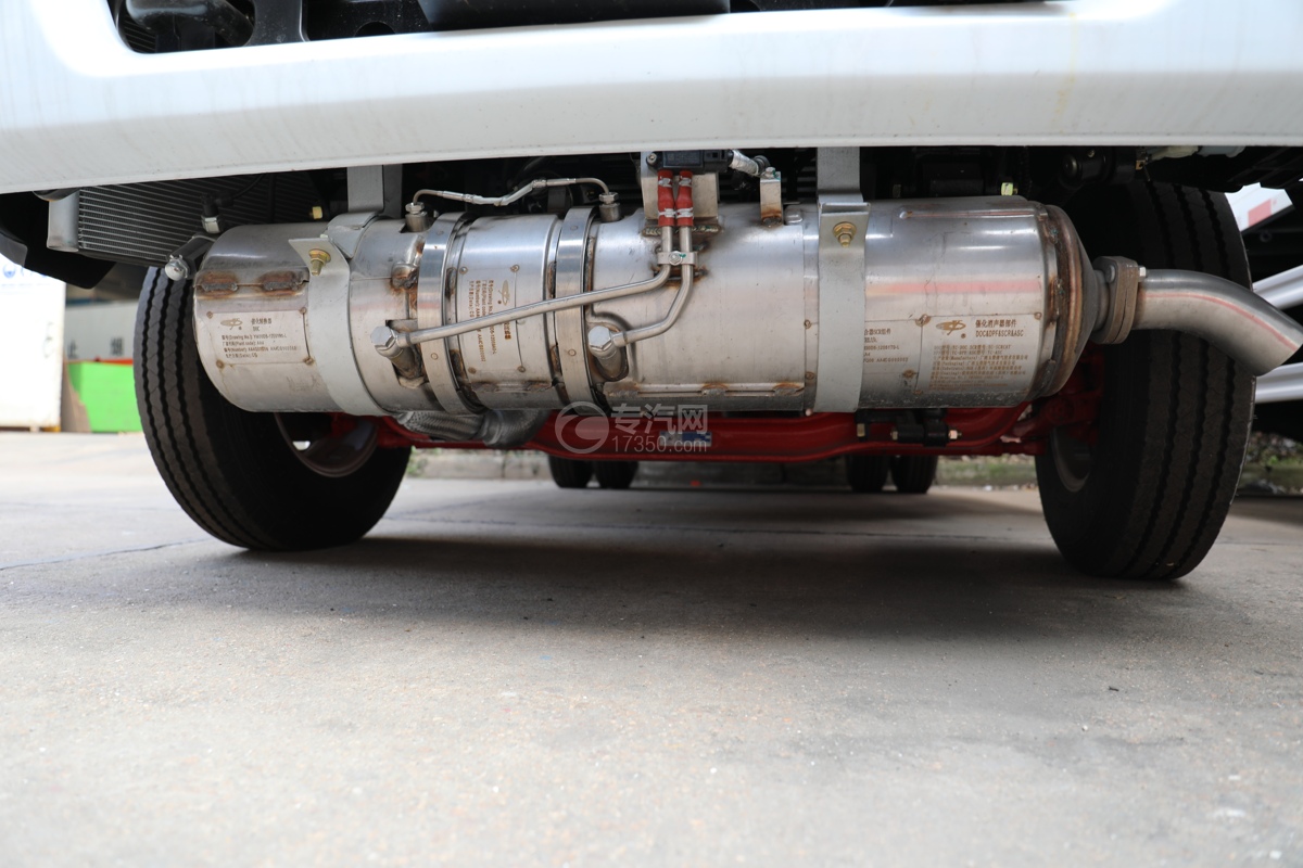 东风新多利卡D6国六4.1米易燃气体运输车排气筒