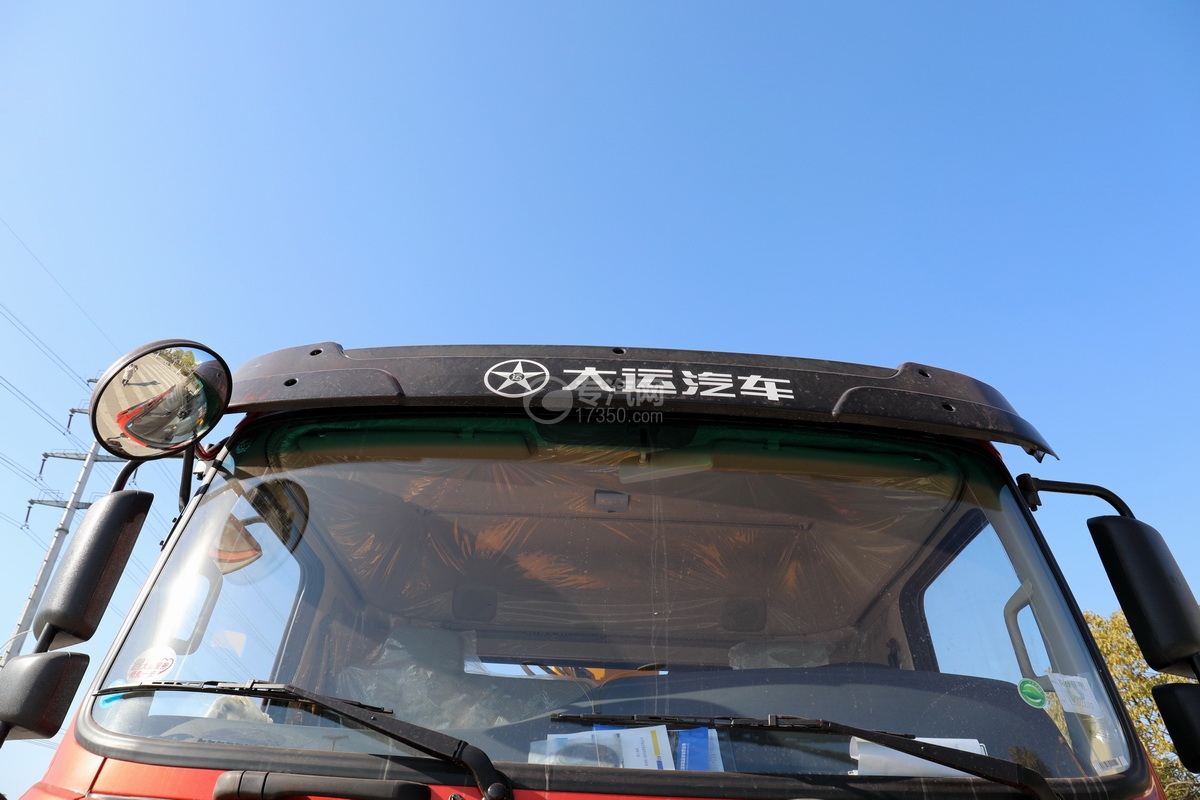 湖北大運F6隨動橋12噸直臂隨車吊遮陽罩