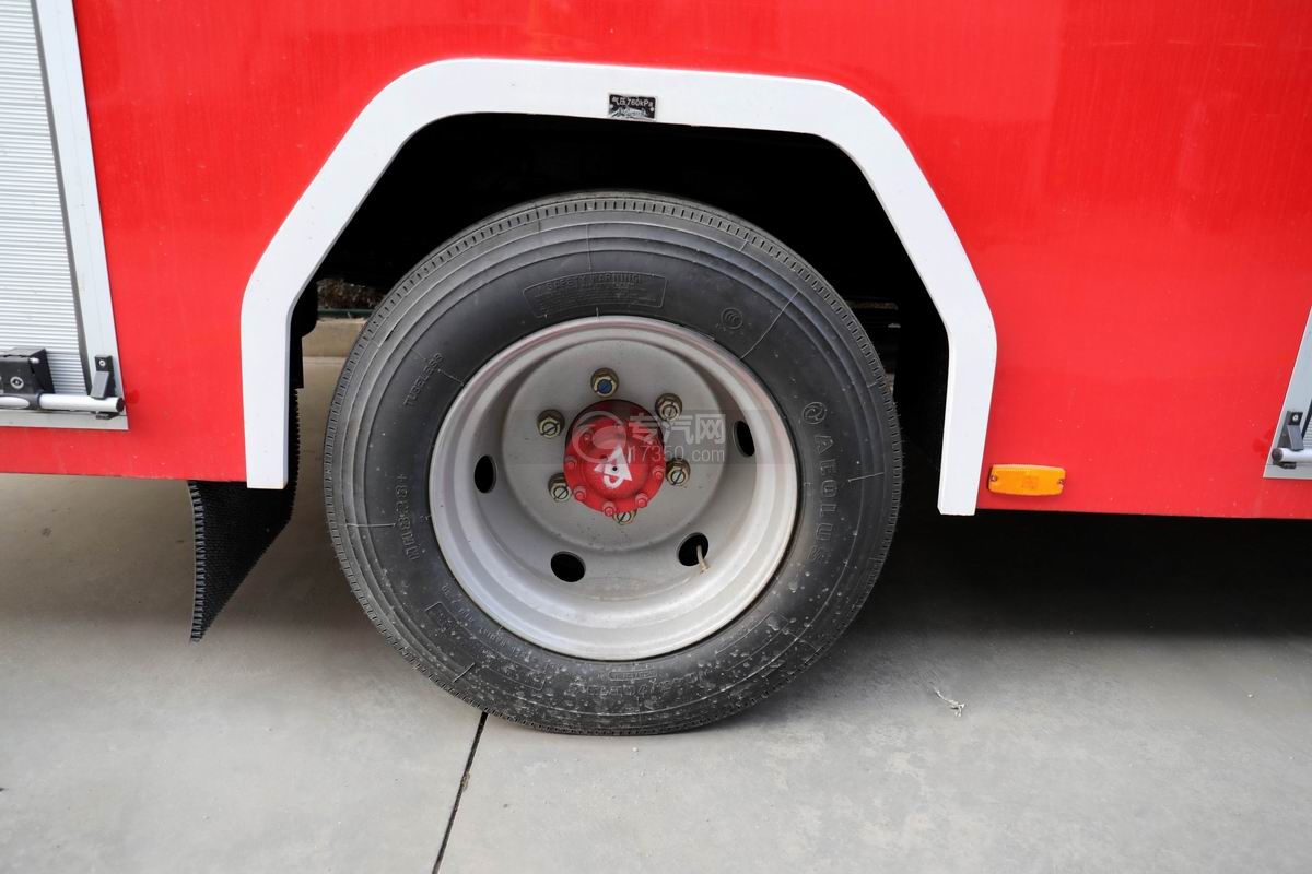 东风多利卡D7双排国六5方水罐消防车轮胎