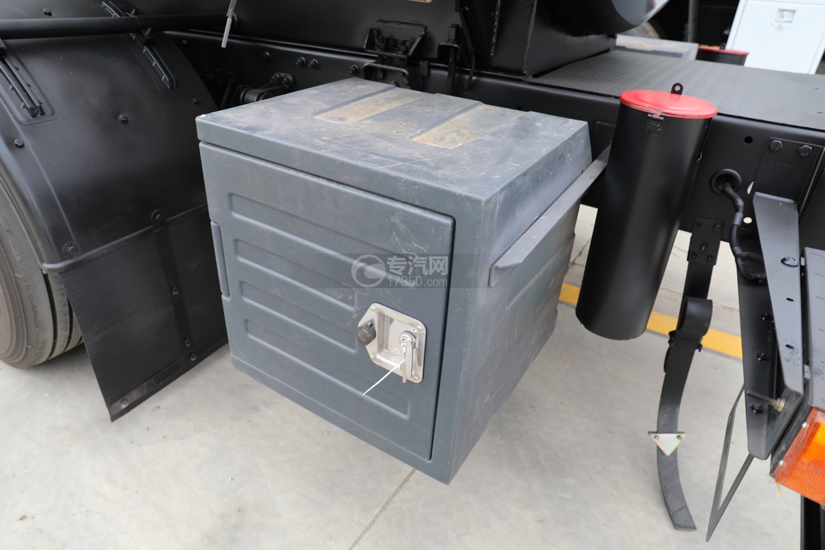 解放J6L小三轴国六腐蚀性物品罐式运输车工具箱