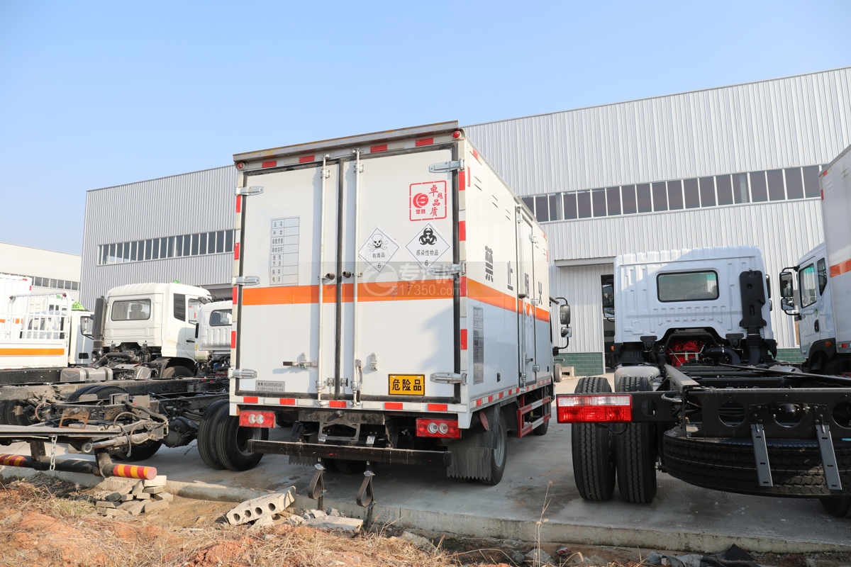 福田欧马可S1国六4.1米毒性和感染性物品厢式运输车右后图