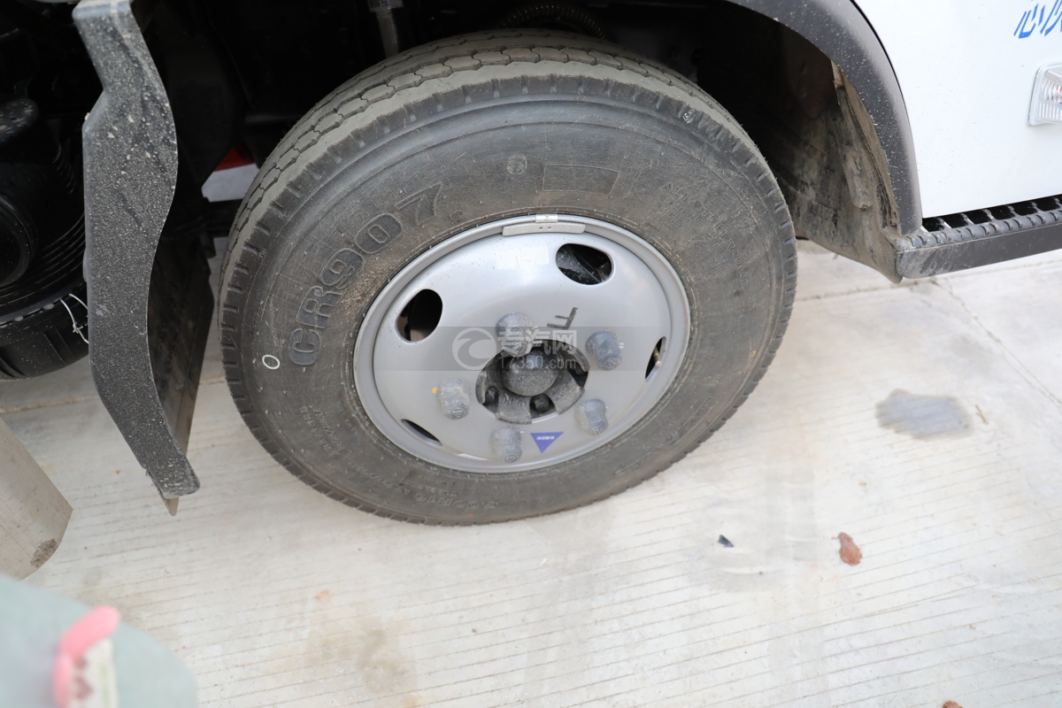 福田欧马可S1国六4.1米毒性和感染性物品厢式运输车轮胎